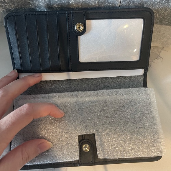 Kate spade ♠️ wallet black bailey flaw is on back of wallet new with tags - Picture 6 of 13